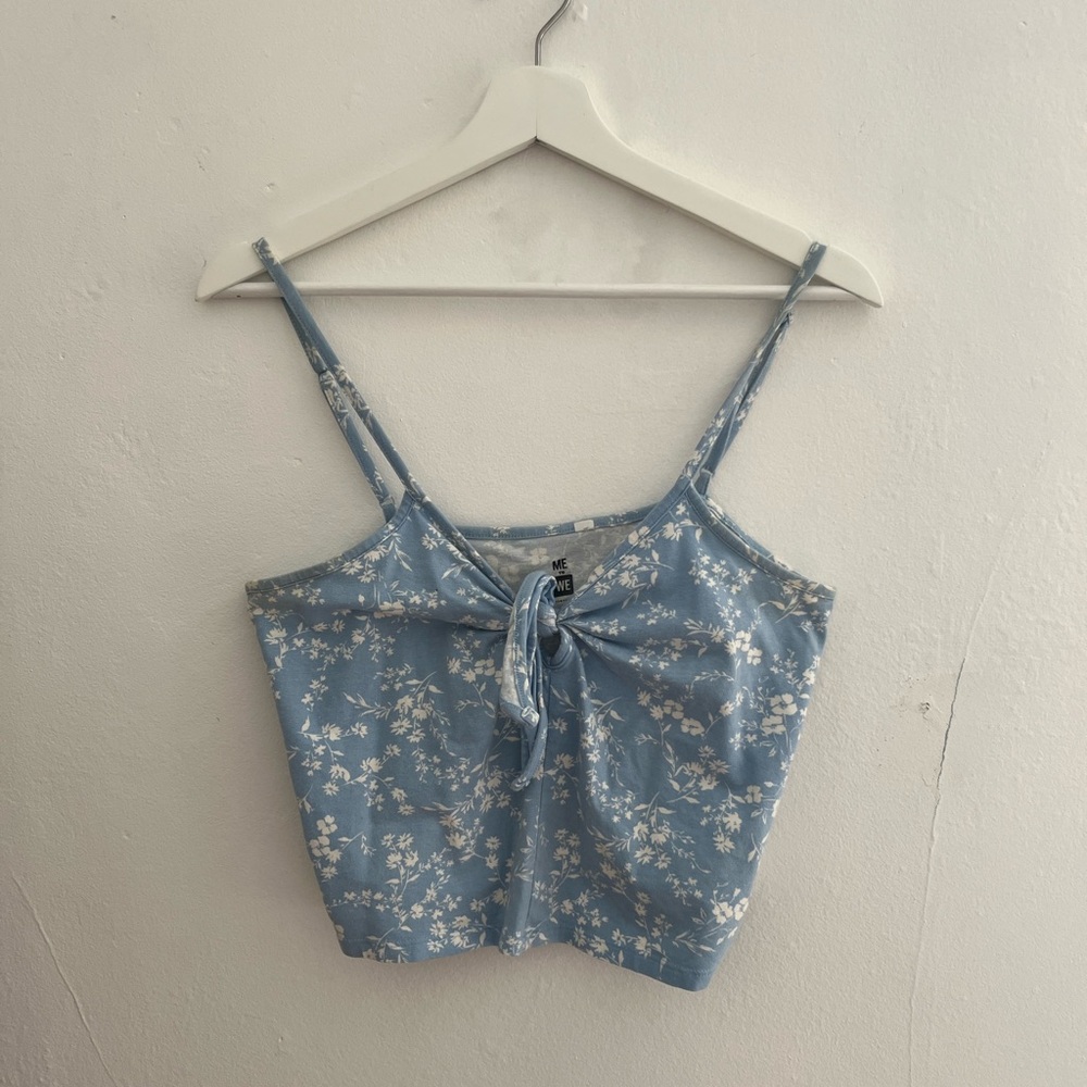 Me to We Women’s Blue & White Floral Cropped Tie Tank Top Large Cottagecore